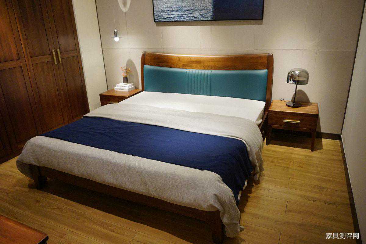 柏森实木床测评：“帷幔式”造型凸显实木美，小卧室也能有大排面