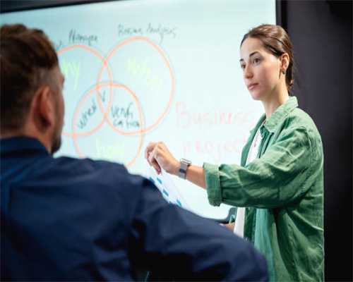 唐人街精装套三跃层，家具家电齐全，1250一个月